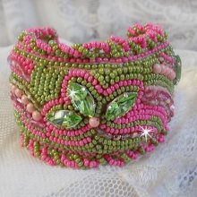 Miss Lady mansjettarmbånd brodert med Swarovski-krystaller, bøhmiske glassfasetter og grønne og rosa frøperler